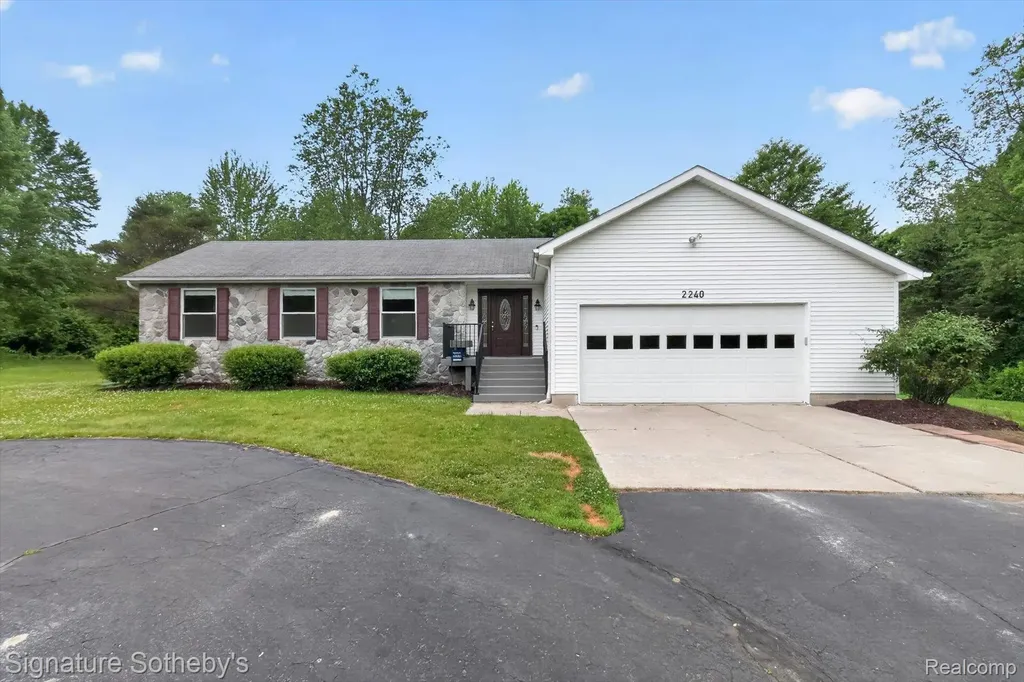 2240 Hidden Lake Trail Brandon Charter Township MI 48462