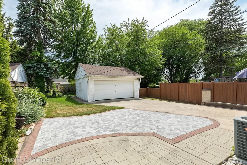 23645 Lawrence Avenue Dearborn City MI 48128