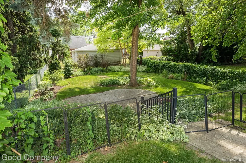 23645 Lawrence Avenue Dearborn City MI 48128
