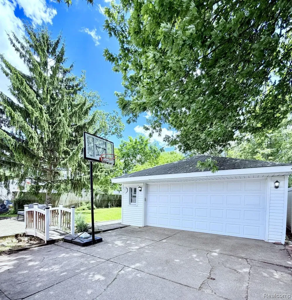 32211 Avondale Street Westland City MI 48186