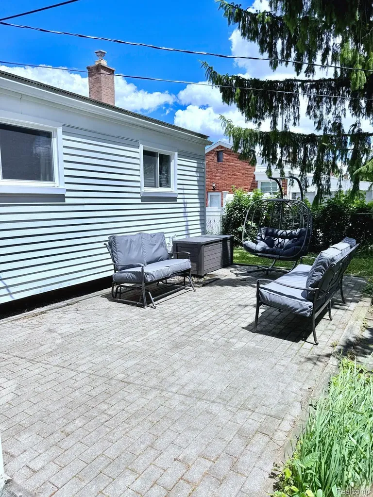 32211 Avondale Street Westland City MI 48186