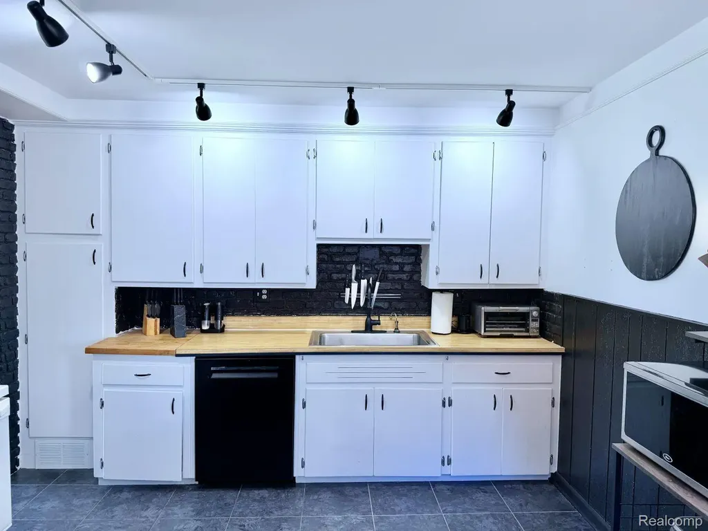32211 Avondale Street Westland City MI 48186