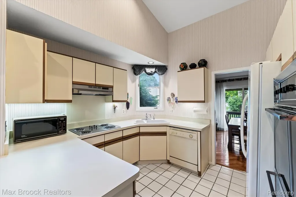 4159 Foxpointe Drive West Bloomfield Charter Township MI 48323