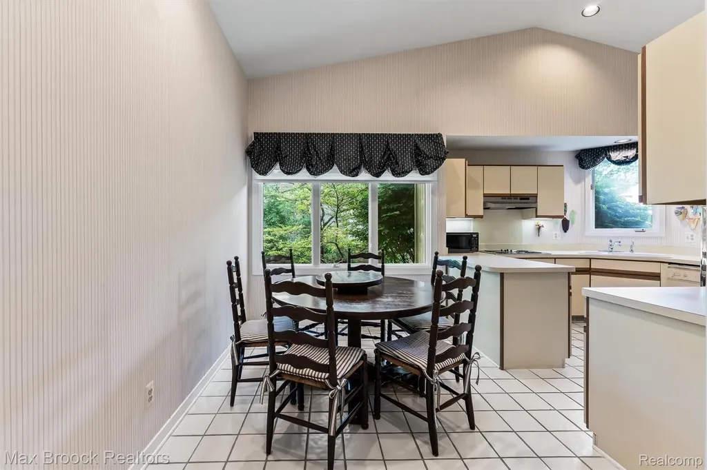 4159 Foxpointe Drive West Bloomfield Charter Township MI 48323
