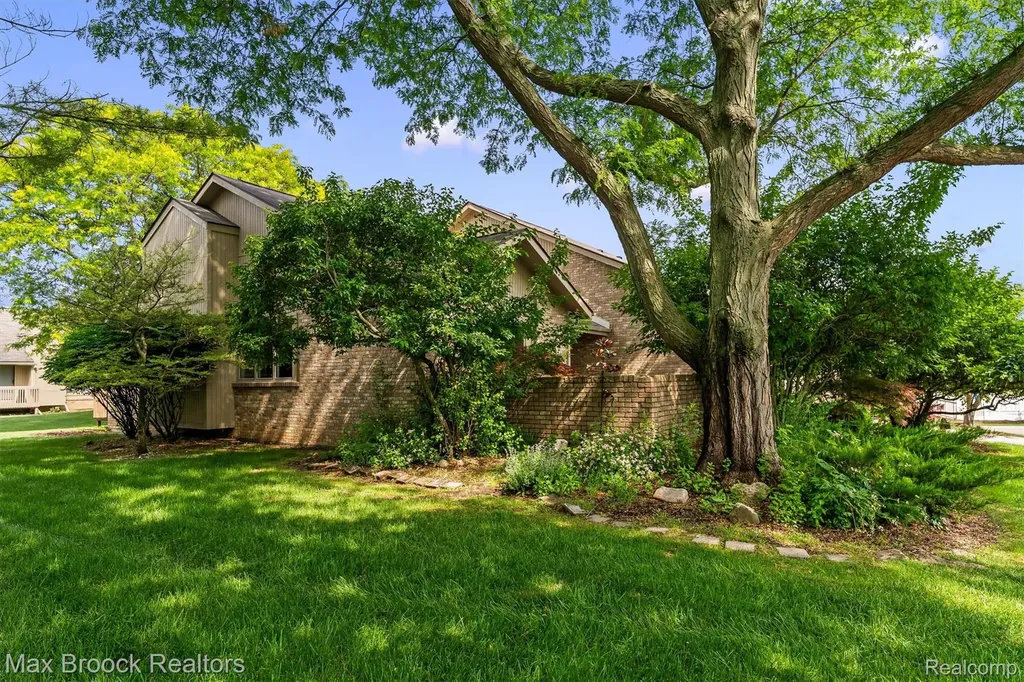 4159 Foxpointe Drive West Bloomfield Charter Township MI 48323