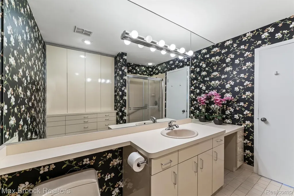 4159 Foxpointe Drive West Bloomfield Charter Township MI 48323