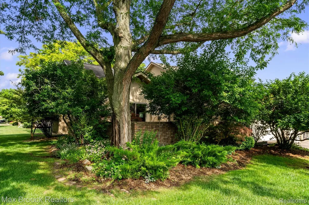 4159 Foxpointe Drive West Bloomfield Charter Township MI 48323