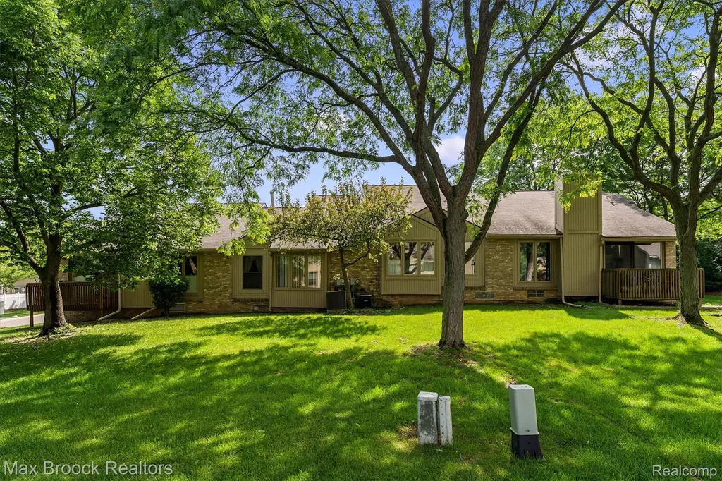 4159 Foxpointe Drive West Bloomfield Charter Township MI 48323