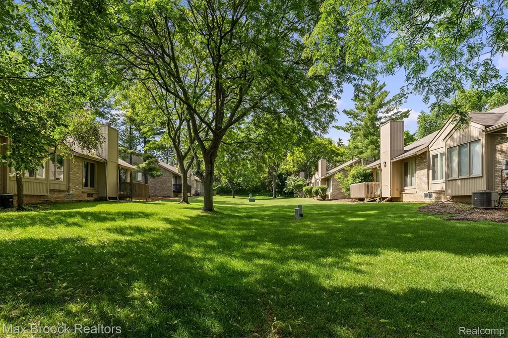 4159 Foxpointe Drive West Bloomfield Charter Township MI 48323