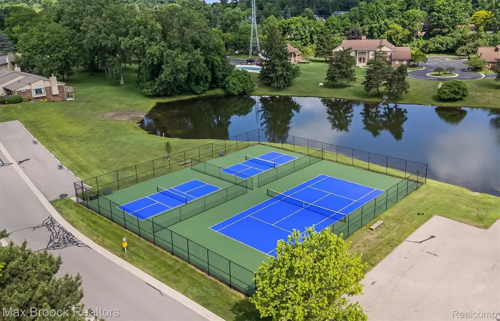 4159 Foxpointe Drive West Bloomfield Charter Township MI 48323