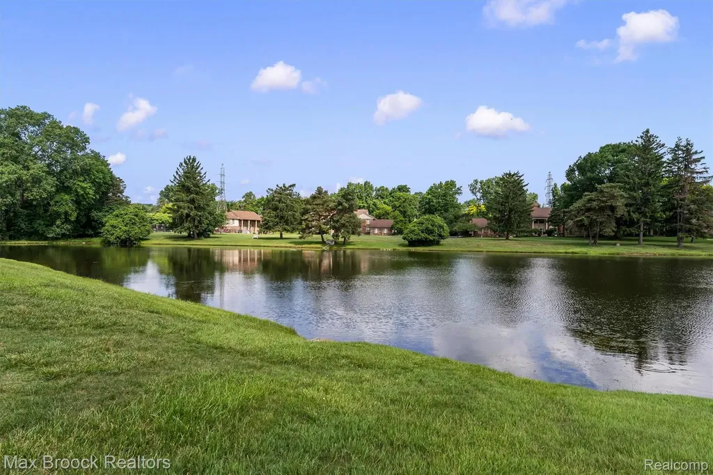 4159 Foxpointe Drive West Bloomfield Charter Township MI 48323