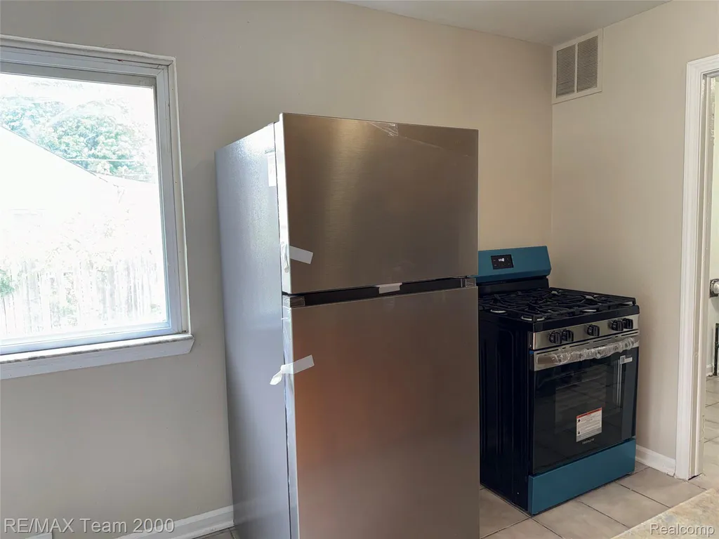 12846 Georgiana Avenue Warren City MI 48089