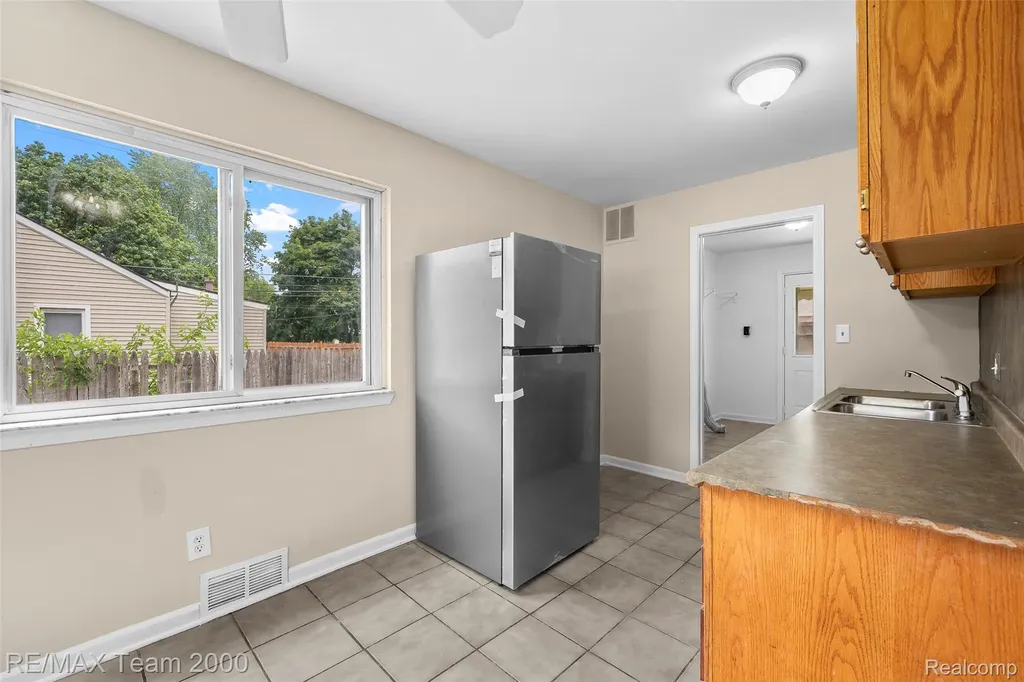 12846 Georgiana Avenue Warren City MI 48089