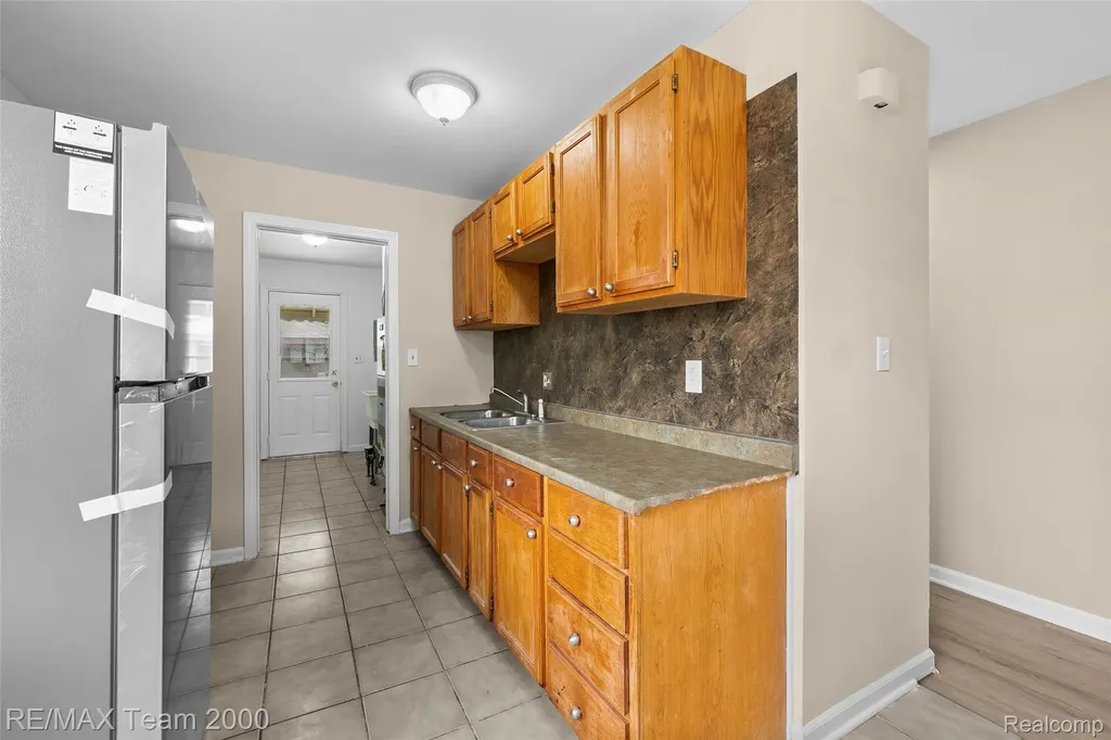 12846 Georgiana Avenue Warren City MI 48089