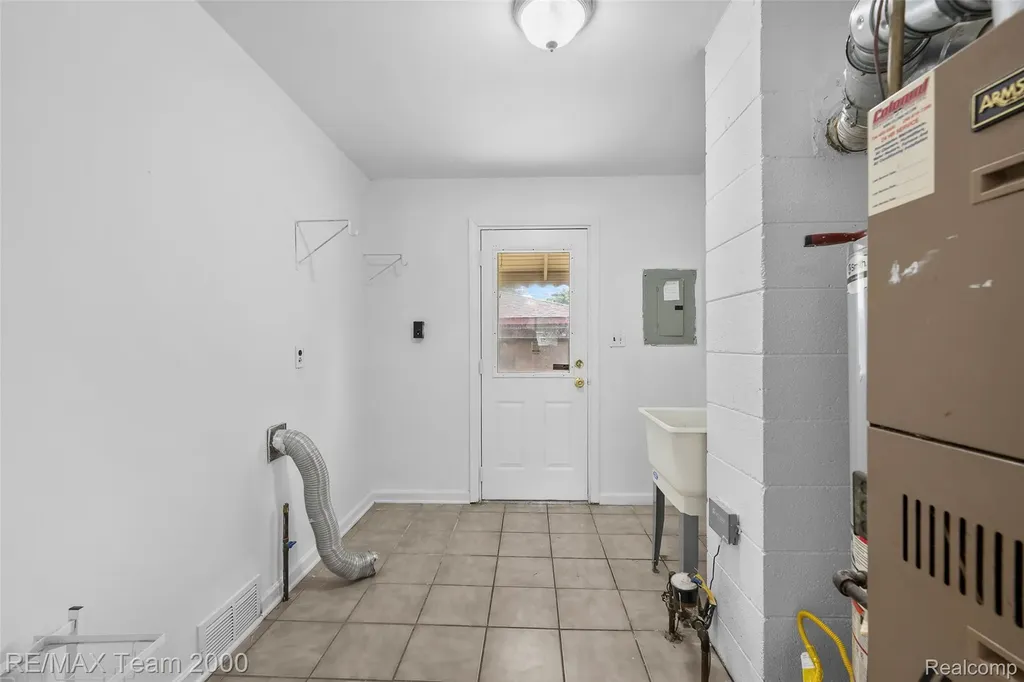 12846 Georgiana Avenue Warren City MI 48089