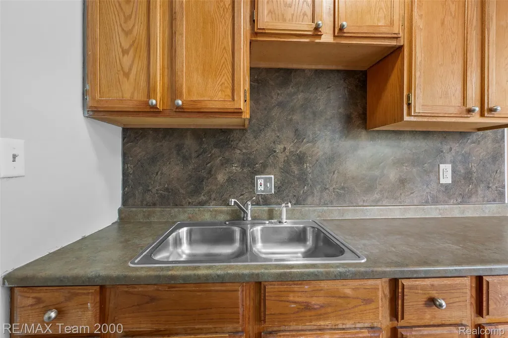 12846 Georgiana Avenue Warren City MI 48089