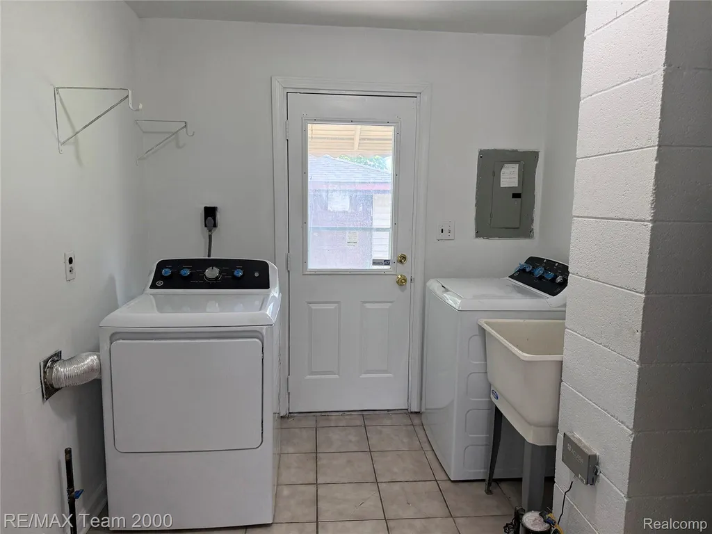 12846 Georgiana Avenue Warren City MI 48089