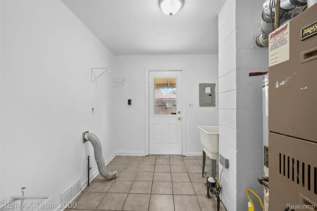 12846 Georgiana Avenue Warren City MI 48089