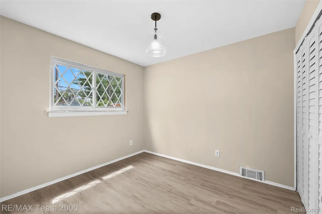 12846 Georgiana Avenue Warren City MI 48089