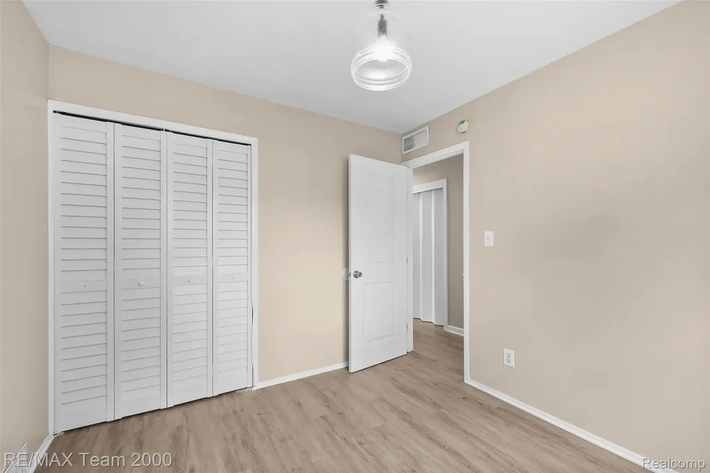 12846 Georgiana Avenue Warren City MI 48089