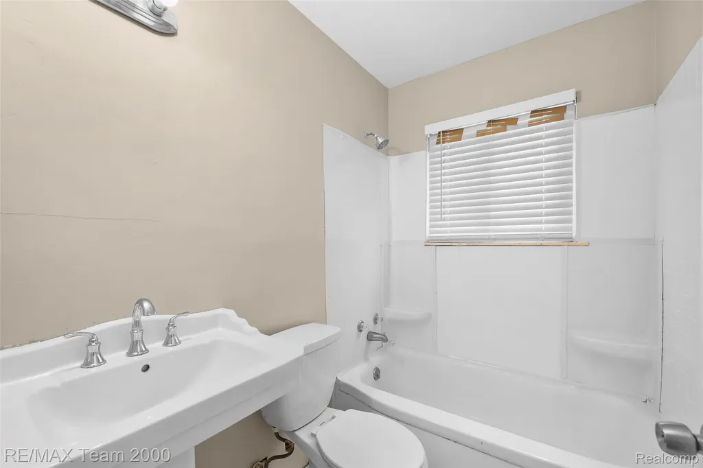 12846 Georgiana Avenue Warren City MI 48089