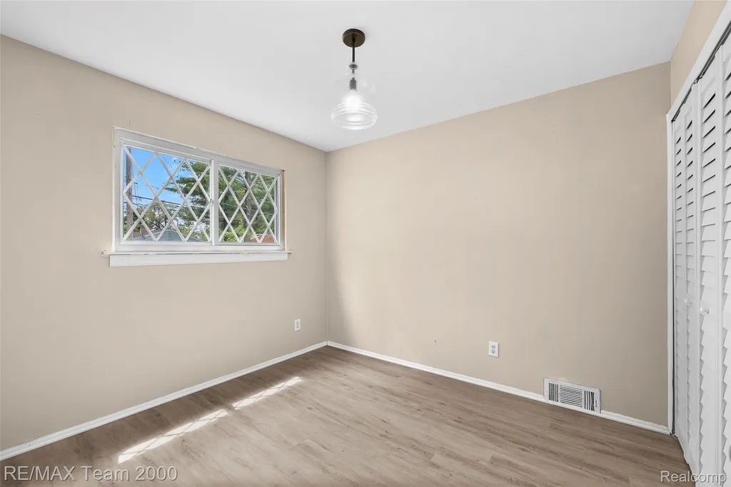 12846 Georgiana Avenue Warren City MI 48089