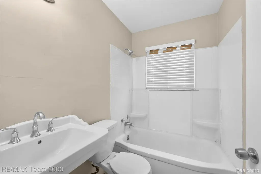 12846 Georgiana Avenue Warren City MI 48089