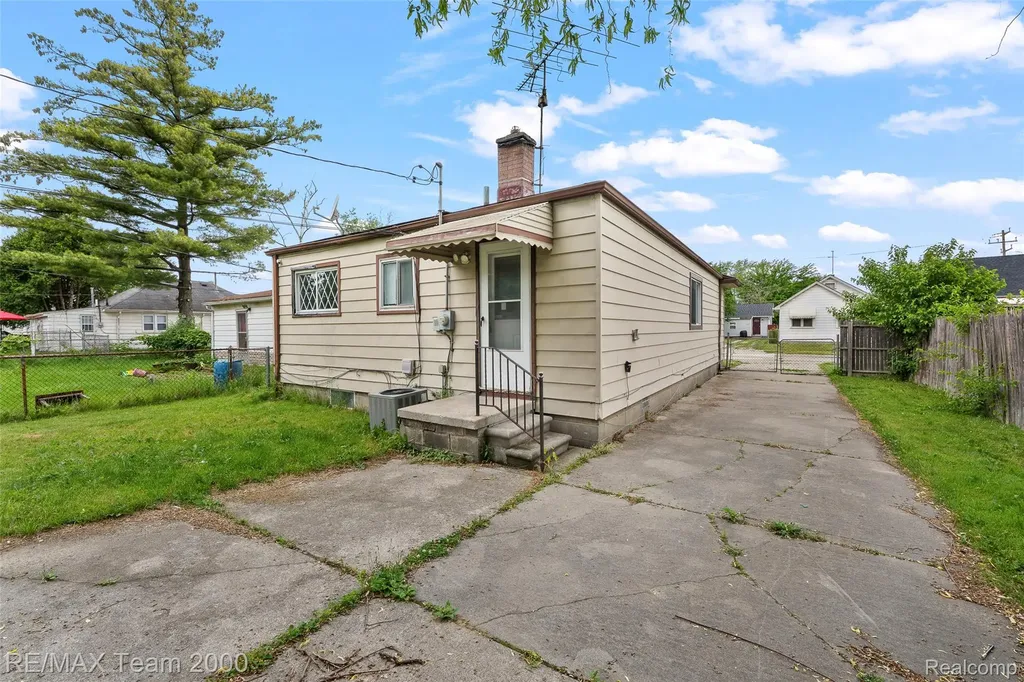 12846 Georgiana Avenue Warren City MI 48089