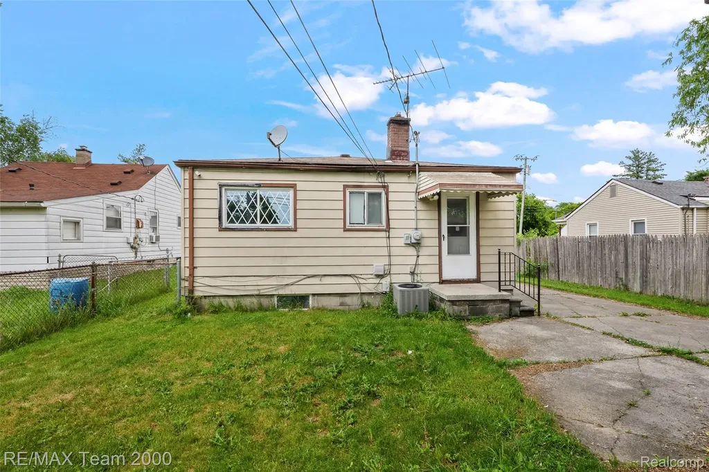 12846 Georgiana Avenue Warren City MI 48089