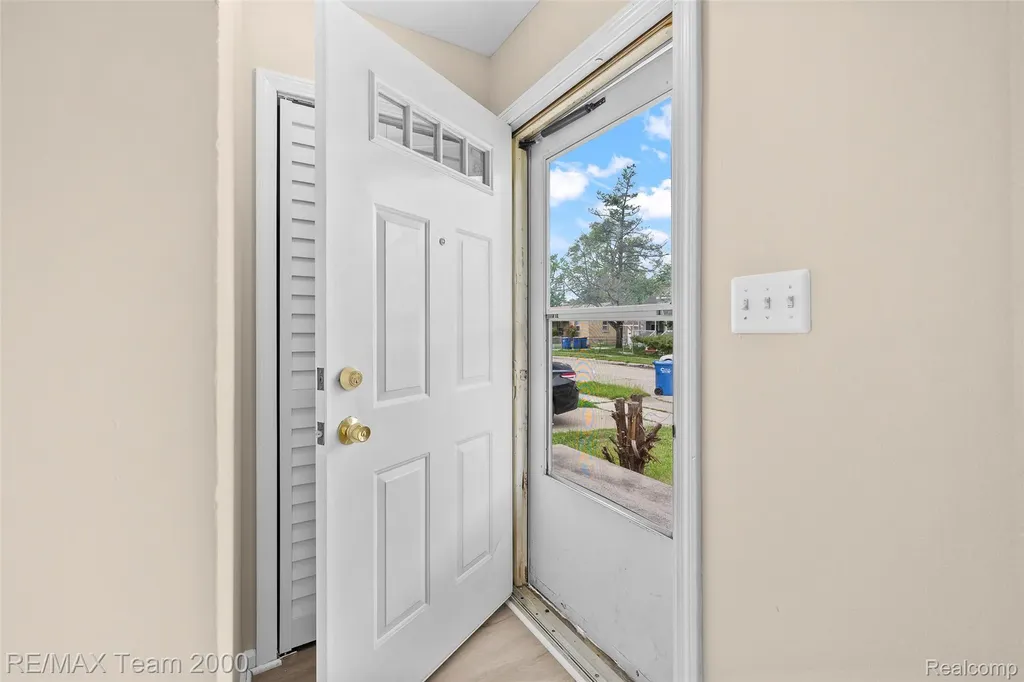 12846 Georgiana Avenue Warren City MI 48089