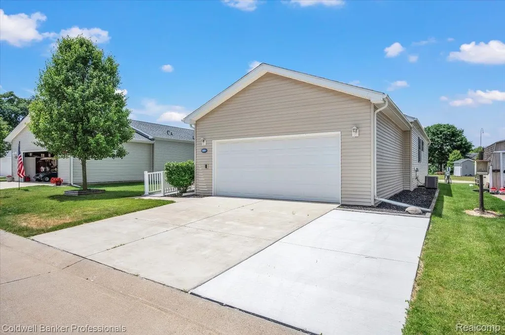 289 Pompano Court Lapeer Township MI 48446