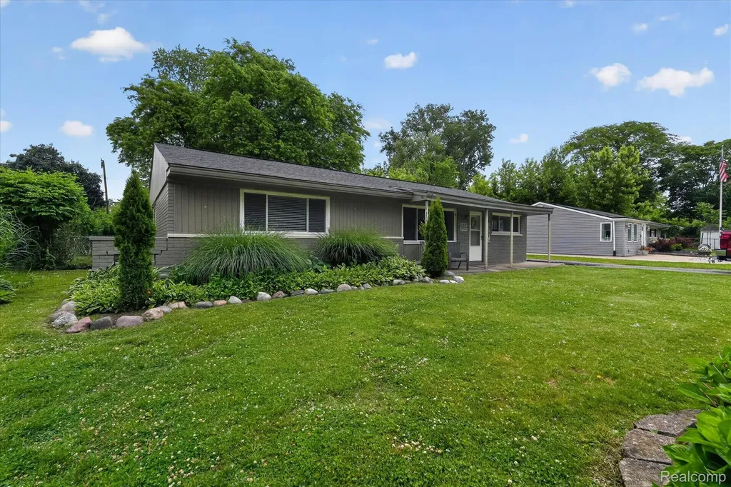 2614 Penna Drive West Bloomfield Charter Township MI 48324