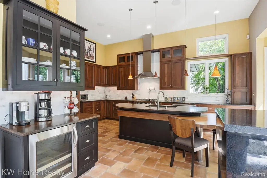 23184 Mission Lane Farmington Hills City MI 48335