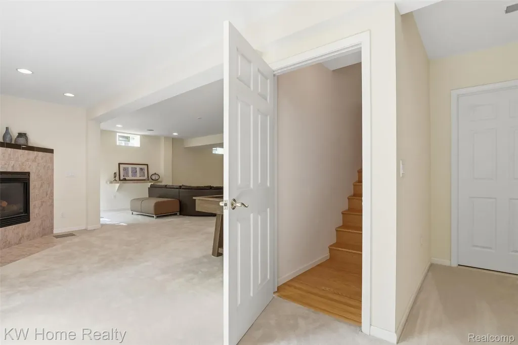 23184 Mission Lane Farmington Hills City MI 48335