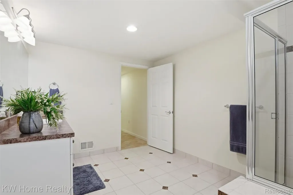 23184 Mission Lane Farmington Hills City MI 48335