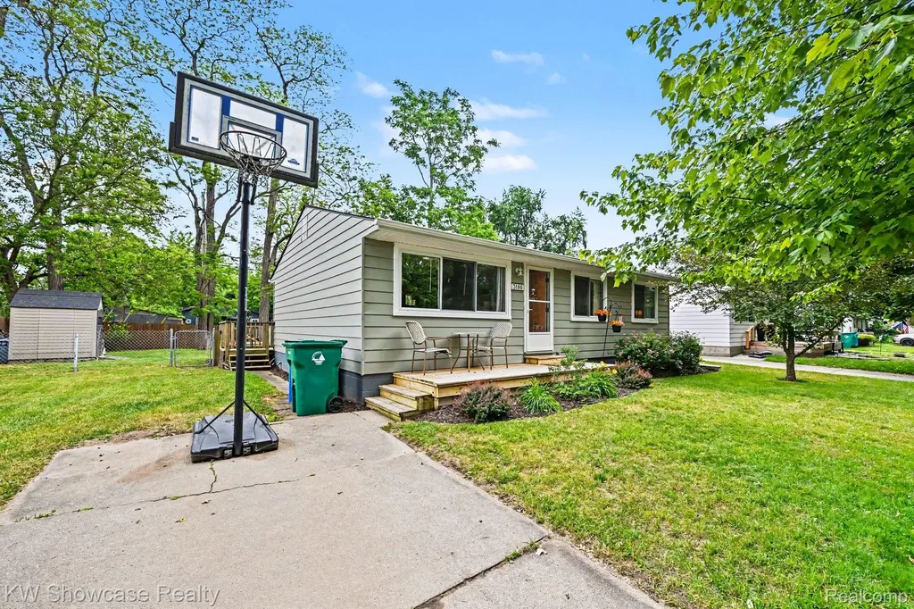 3186 Roselawn Street Commerce Charter Township MI 48390