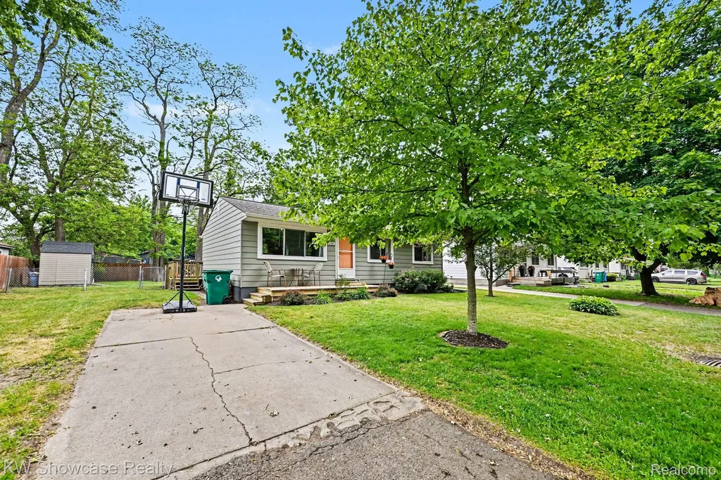 3186 Roselawn Street Commerce Charter Township MI 48390