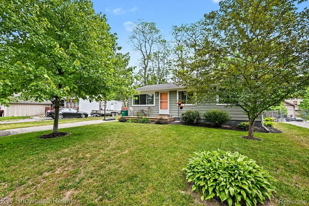 3186 Roselawn Street Commerce Charter Township MI 48390