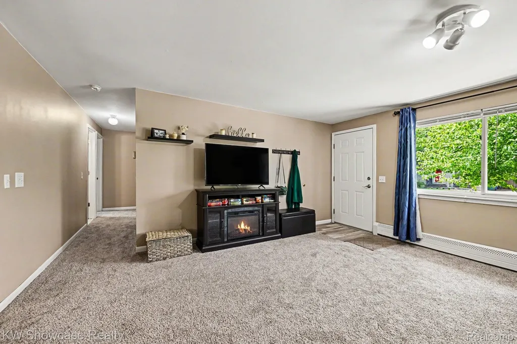 3186 Roselawn Street Commerce Charter Township MI 48390
