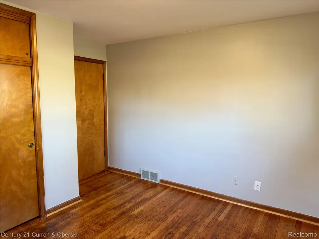 6590 Rockland Street Dearborn Heights City MI 48127