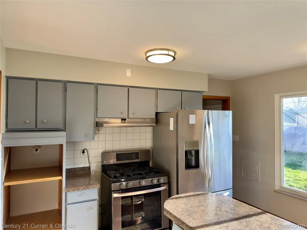 6590 Rockland Street Dearborn Heights City MI 48127