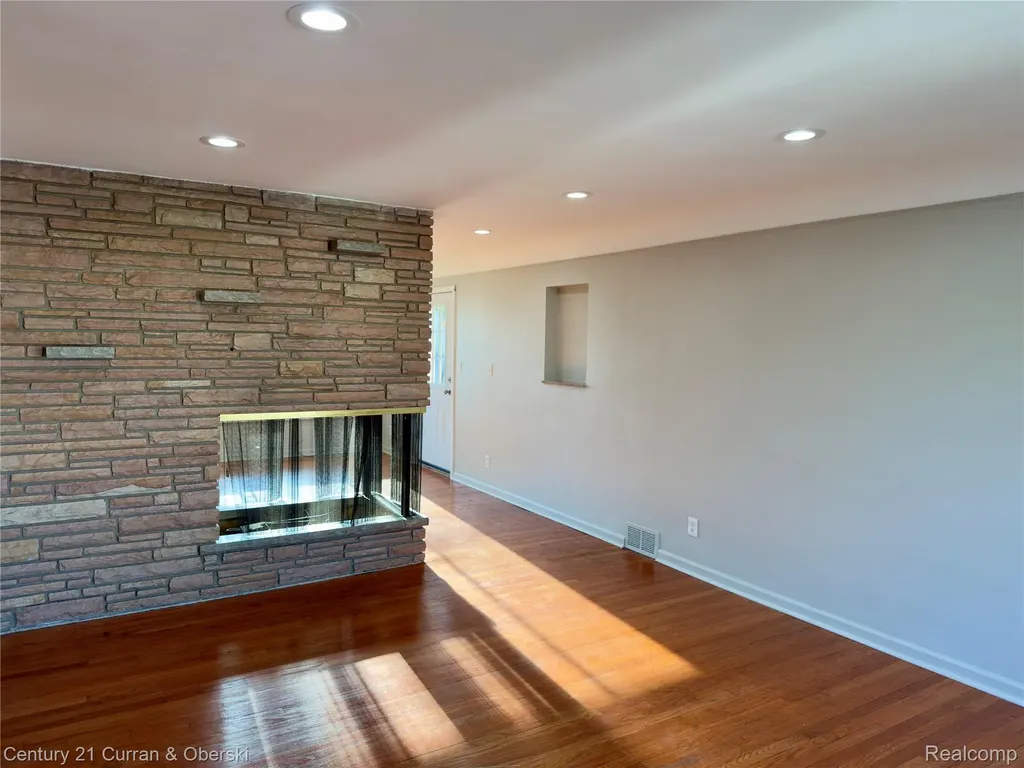 6590 Rockland Street Dearborn Heights City MI 48127