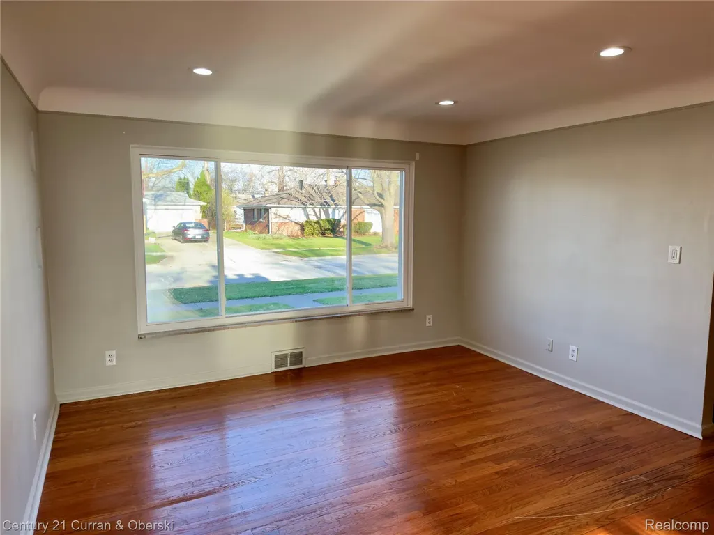 6590 Rockland Street Dearborn Heights City MI 48127