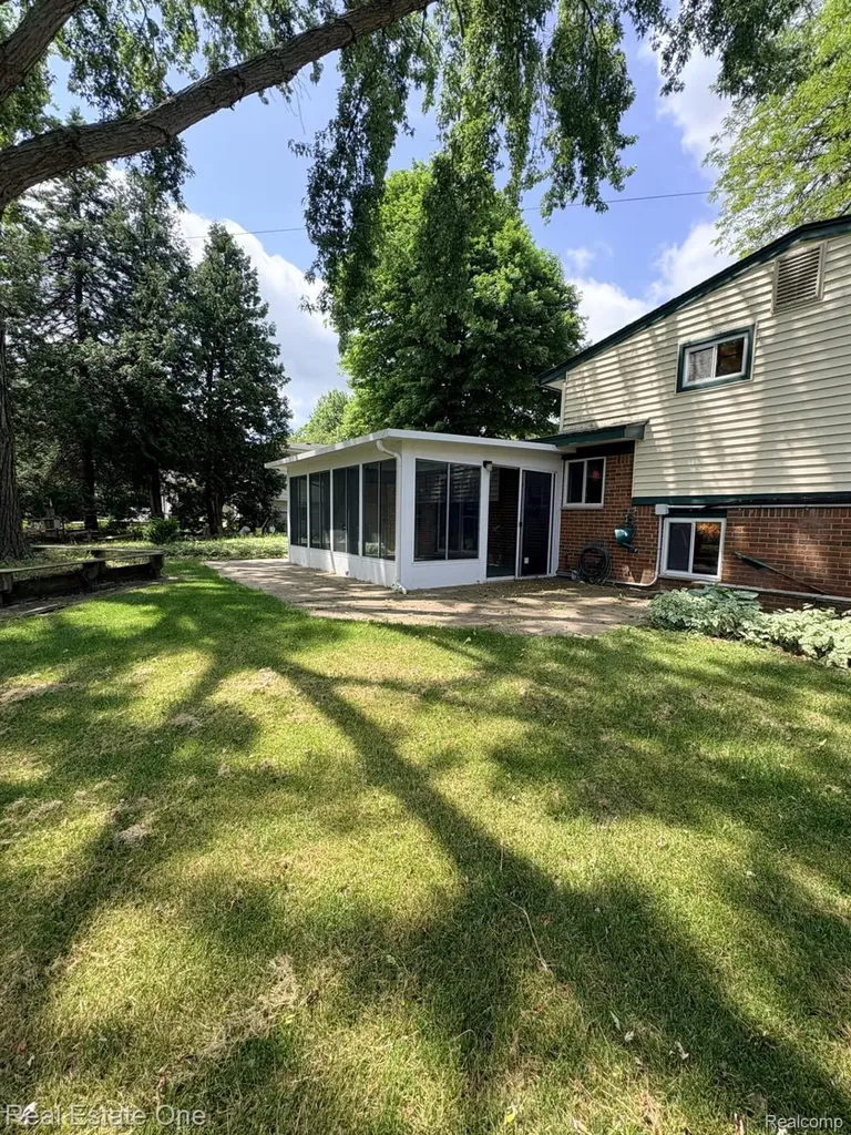 2523 Watonga Drive Commerce Charter Township MI 48382