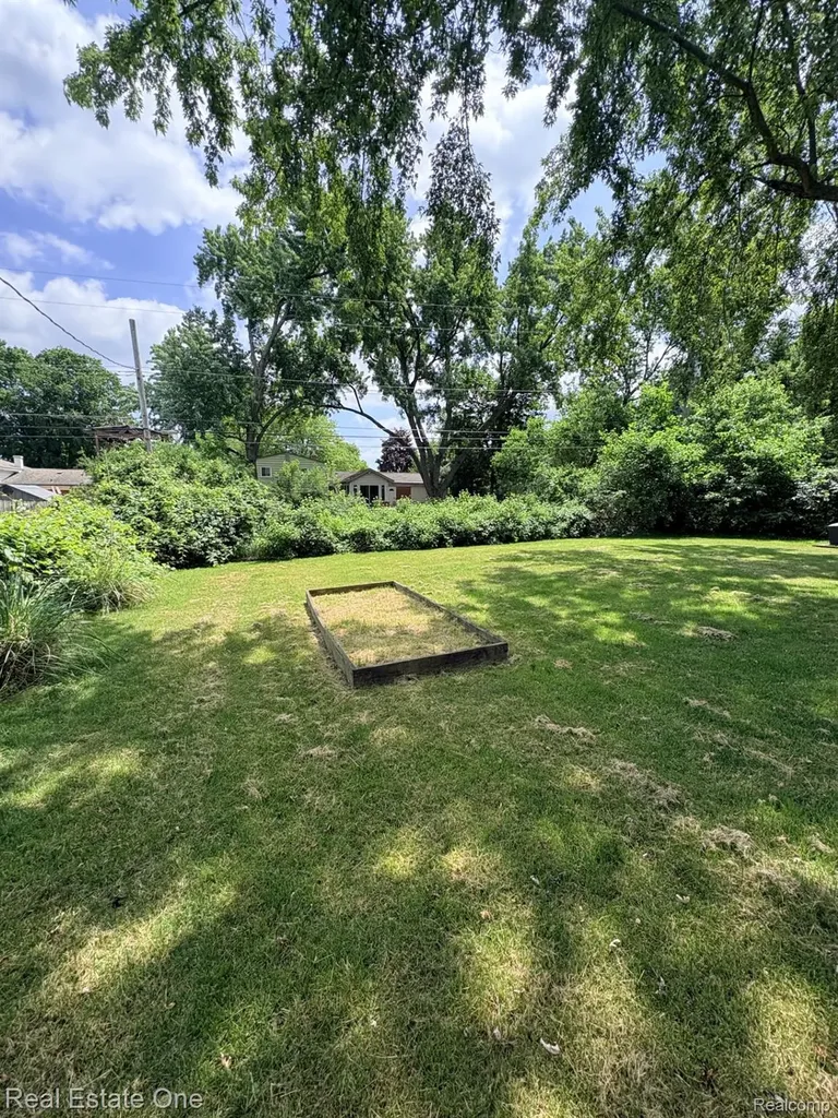 2523 Watonga Drive Commerce Charter Township MI 48382