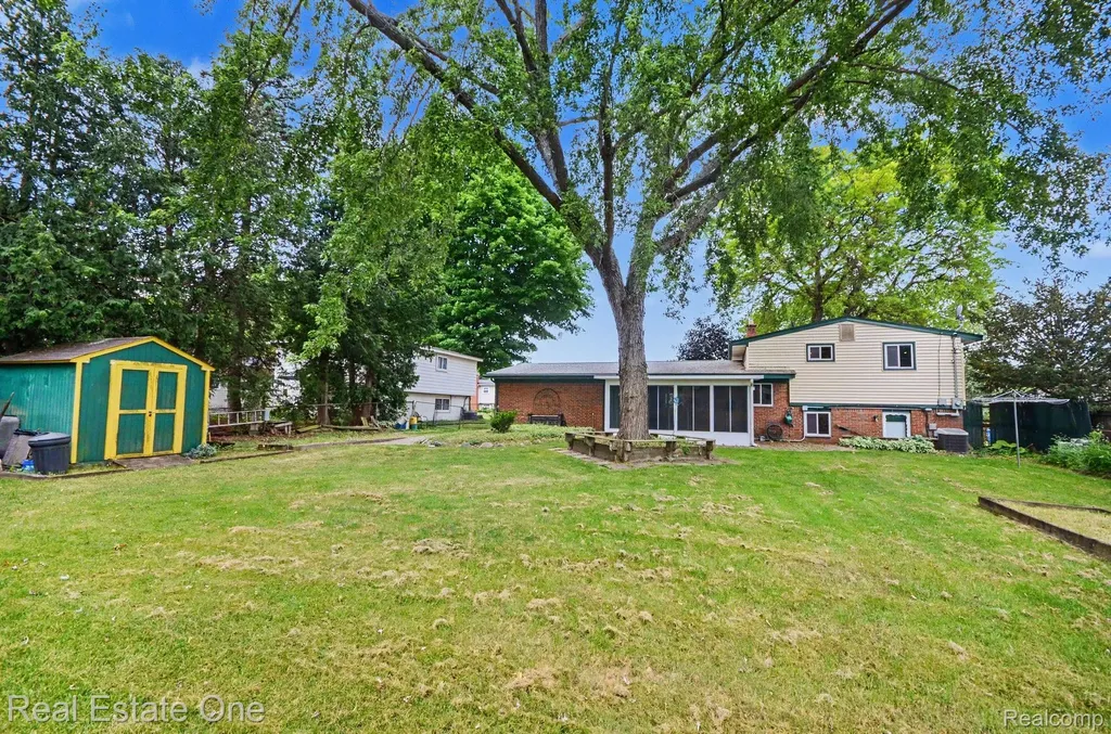 2523 Watonga Drive Commerce Charter Township MI 48382