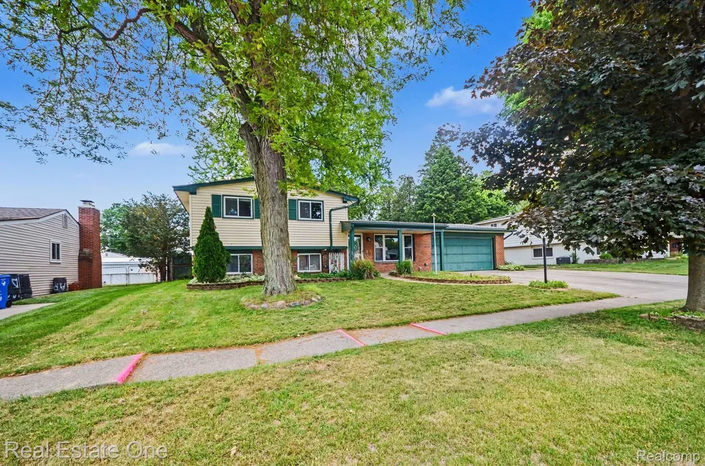 2523 Watonga Drive Commerce Charter Township MI 48382