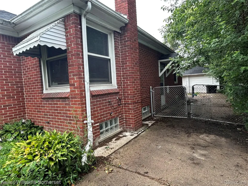 18573 Elkhart Street Harper Woods City MI 48225