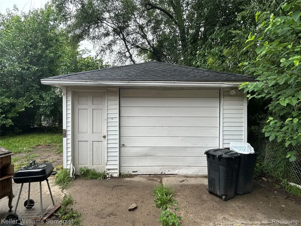 18573 Elkhart Street Harper Woods City MI 48225