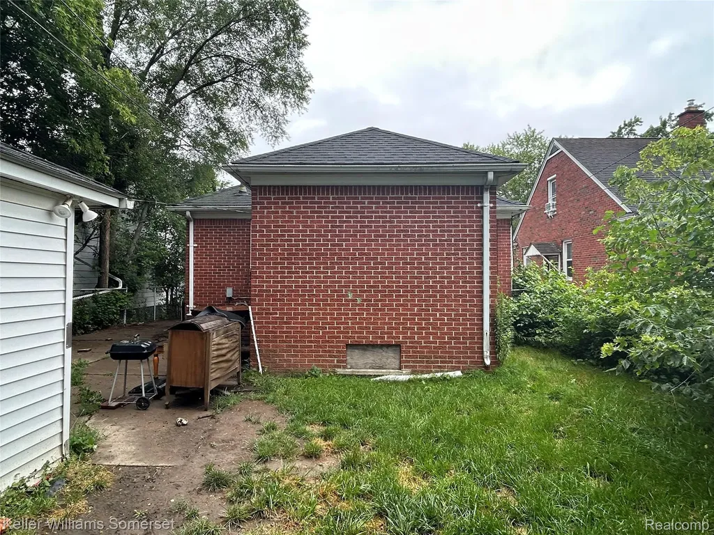 18573 Elkhart Street Harper Woods City MI 48225